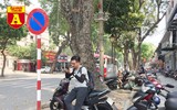 [ẢNH] Đường phố Hà Nội vắng hoe, người dân chống nắng kín mít vẫn ngại ra đường