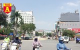[ẢNH] Đường phố Hà Nội vắng hoe, người dân chống nắng kín mít vẫn ngại ra đường