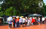 [Ảnh] Dù nắng nóng, hàng nghìn người vẫn đến viếng Lăng Chủ tịch Hồ Chí Minh