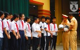 [Ảnh] Tuyên truyền ATGT cho hơn 500 học sinh, CAQ Hai Bà Trưng trao tặng hơn 100 mũ bảo hiểm