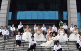 [ẢNH] Những màn hoá thân hài hước của sinh viên nước ngoài trong lễ tốt nghiệp