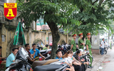 Thi THPT Quốc gia 2019: Phụ huynh sĩ tử bồn chồn chờ đợi trước cổng trường thi