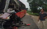 Hiện trường vụ tai nạn nghiêm trọng giữa xe khách và xe tải ở Bình Thuận