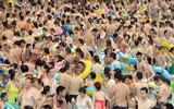 Hàng nghìn người chen nhau trong bể bơi 