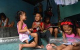 Dân nghèo Philippines chen chúc 