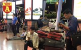 [ẢNH] Sân bay Tân Sơn Nhất vẫn đông nghịt khách trong những ngày cuối cùng của năm