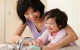 [ẢNH] Người dân nên dùng gì để thay thế khi nước rửa tay 