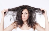 [ẢNH] Cảnh giác trước những hiểm họa từ thói quen để tóc ướt đi ngủ