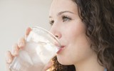 [ẢNH] Tác hại khôn lường khi uống nước đá lạnh thường xuyên