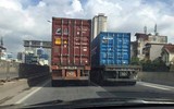 [ẢNH] Kinh nghiệm ‘xương máu’ để bảo vệ bản thân khi di chuyển gần xe container
