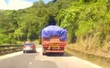 [ẢNH] Kinh nghiệm ‘xương máu’ để bảo vệ bản thân khi di chuyển gần xe container