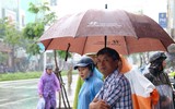 Đoàn siêu xe của Tổng thống Mỹ lăn bánh trong mưa trên đường phố Đà Nẵng