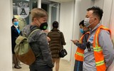 Hàng đoàn người đeo khẩu trang phòng dịch, cảnh chưa từng thấy tại sân bay Việt Nam
