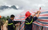 Lực lượng Cảnh sát phòng cháy, chữa cháy khuân vác thực phẩm và dựng nhà giúp dân gặp thiên tai