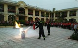 Các học sinh được học kỹ năng dập lửa, chữa cháy