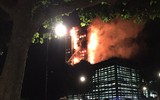 Cận cảnh tòa tháp 27 tầng bốc cháy dữ dội ở London