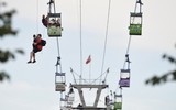 Nghẹt thở cứu 100 hành khách mắc kẹt trên cáp treo ở Đức
