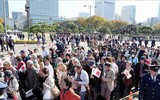 [Ảnh] Nhật hoàng và Hoàng hậu ngồi xe diễu hành trên đường phố Tokyo
