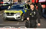 [Ảnh] Cảnh sát Anh tiêu diệt nghi phạm khủng bố trên cầu London