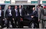 Tổng thống Nga Putin ở Paris: Một bước vào nhà vệ sinh, có tới 6 vệ sỹ đi cùng