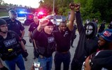 Vì sao nhiều cảnh sát Mỹ xuống thang, ủng hộ người biểu tình?