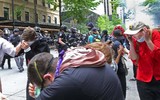 [Ảnh] Độ nguy hiểm của các loại vũ khí mà cảnh sát Mỹ dùng, đối phó với người biểu tình