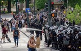 [Ảnh] Độ nguy hiểm của các loại vũ khí mà cảnh sát Mỹ dùng, đối phó với người biểu tình
