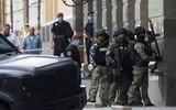 [Ảnh] Cảnh sát Ukraine bắt giữ kẻ bắt cóc con tin trong ngân hàng