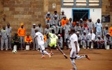 [ẢNH] Tù nhân Kenya cũng tham gia đá giải World Cup 2018?