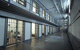 [ẢNH] Sự thật đáng sợ về tình trạng xâm hại tình dục phạm nhân nam trong các nhà tù của Mỹ