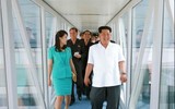 [ẢNH] Vợ ông Kim Jong-un thậm chí còn đẹp hơn lần đầu thăm Trung Quốc, dù vẻ mặt đượm buồn