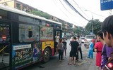Hà Nội: Cãi nhau với bạn gái, nam thanh niên ném gạch vào xe buýt trúng đầu khách