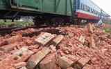 Hà Nội: Xe tải chở gạch cố lao qua đường tàu, tài xế tử vong