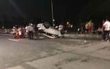 Hà Nội: Xe ô tô con lật ngửa giữa đường, 3 người thoát chết