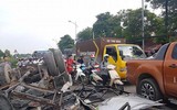 Hà Nội: Xe tải bị tàu hoả tông nát như đống sắt vụn