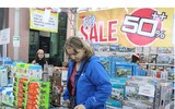 Người dân Hà Nội xếp hàng mua đồ chơi vào dịp Giáng sinh