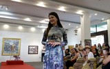 Tà áo dài Việt và tranh họa sỹ Văn Dương Thành