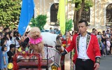 [ẢNH] Màn diễu hành náo nhiệt của các nghệ sỹ xiếc khiến người dân Hà Nội đứng ngồi không yên