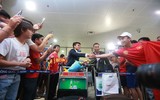 Cầu thủ U20 Việt Nam tươi rói trở về trong vòng tay người hâm mộ