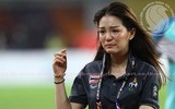 Nữ trưởng đoàn xinh đẹp khóc nức nở khi cùng U22 Thái Lan vô địch