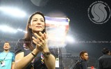 Nữ trưởng đoàn xinh đẹp khóc nức nở khi cùng U22 Thái Lan vô địch
