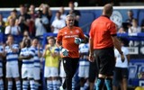 [Ảnh] Hài hước HLV Mourinho xỏ găng làm thủ môn và... ghi bàn