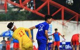 [ẢNH] Cầu thủ trường Đoàn Thị Điểm fair-play an ủi đối thủ sau trận thắng giòn giã