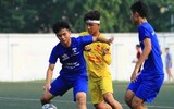 [ẢNH] Cầu thủ trường Đoàn Thị Điểm fair-play an ủi đối thủ sau trận thắng giòn giã