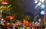 [ẢNH] Hân hoan ngập tràn phố phường Hà Nội trong đêm U23 Việt Nam lập kỳ tích