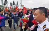 [ẢNH] Người hâm mộ phủ đỏ sân bay Nội Bài, háo hức chờ những người hùng U23 Việt Nam