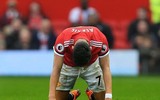 [ẢNH] Mourinho cay đắng, sao M.U thất thểu khi dâng cúp vô địch cho Man City
