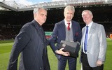 [ẢNH] Có gì bên trong hộp quà Sir Alex Ferguson tặng HLV Wenger?