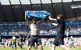 [ẢNH] Man City phấn khích nâng cao cúp vô địch Ngoại hạng Anh