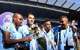 [ẢNH] Man City phấn khích nâng cao cúp vô địch Ngoại hạng Anh